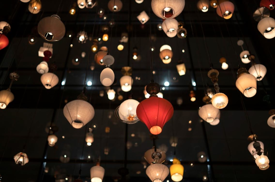Consisting of 220 lamps sourced and collected across Bandung, this installation is an analogy of the city’s history, community as well as its vision.